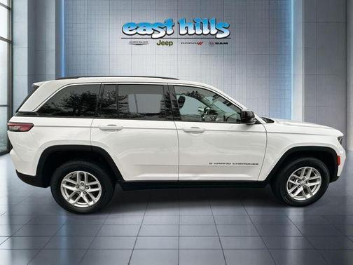 Bright White Clearcoat 2024 Jeep Grand Cherokee Laredo X