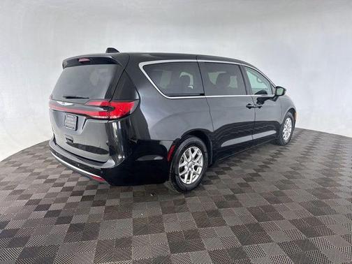 Brilliant Black Crystal Pearlcoat 2023 Chrysler Pacifica Touring-L