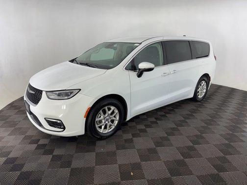 Bright White Clearcoat 2023 Chrysler Pacifica Touring-L