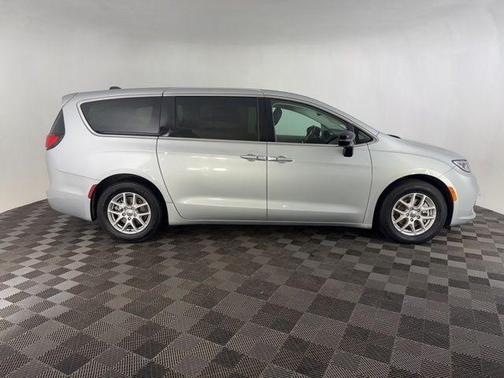 2024 Chrysler Pacifica Touring-L