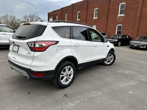 Oxford White 2018 Ford Escape SE