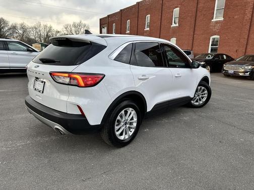 Oxford White 2022 Ford Escape SE
