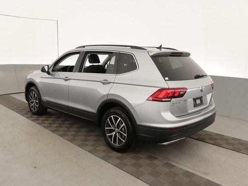 Photo 4 of 41 of 2019 Volkswagen Tiguan 2.0T SE