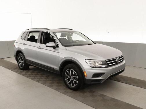 Photo 3 of 41 of 2019 Volkswagen Tiguan 2.0T SE