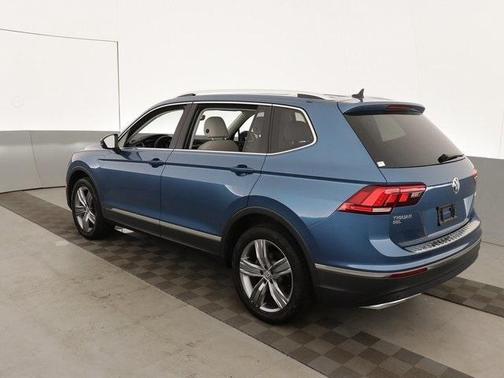 Photo 4 of 41 of 2019 Volkswagen Tiguan 2.0T SEL Premium