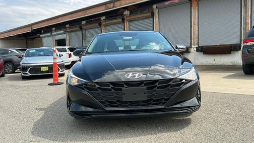 2022 Hyundai ELANTRA SE