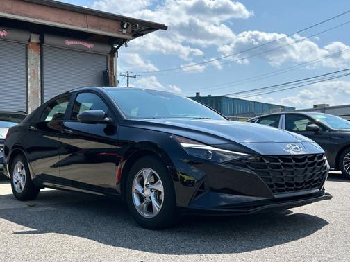 2022 Hyundai ELANTRA SE