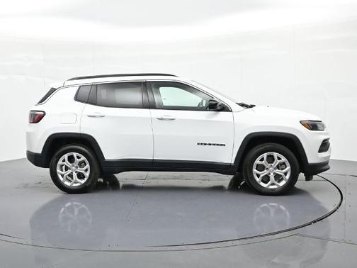 Bright White Clearcoat 2024 Jeep Compass LATITUDE