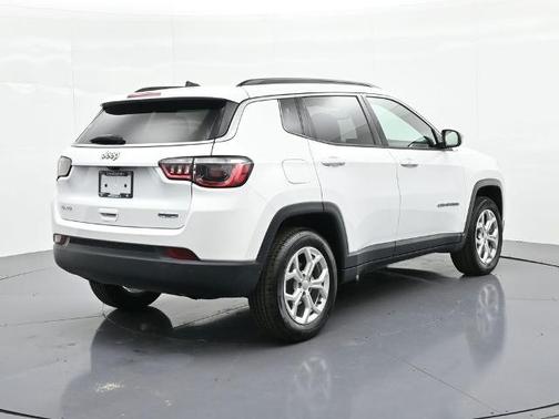 Bright White Clearcoat 2024 Jeep Compass LATITUDE