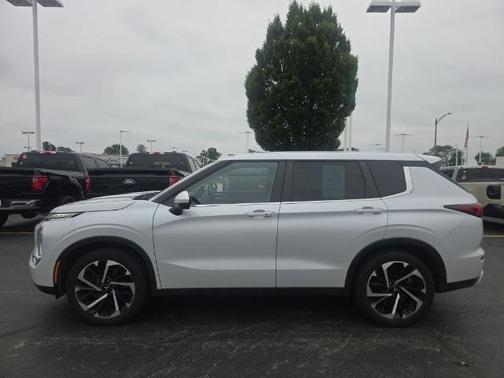 White 2023 Mitsubishi Outlander SE