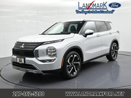 White 2023 Mitsubishi Outlander SE