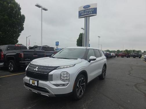 White 2023 Mitsubishi Outlander SE