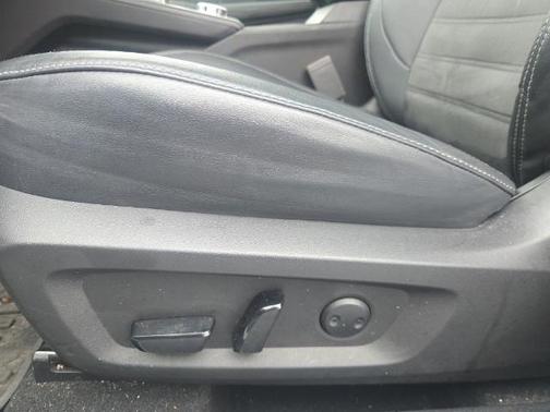 White 2023 Mitsubishi Outlander SE