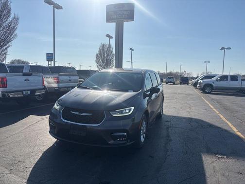 2023 Chrysler Pacifica Touring-L