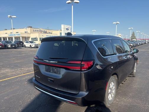 2023 Chrysler Pacifica Touring-L