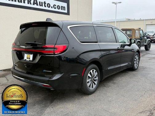 2022 Chrysler Pacifica Hybrid Touring L