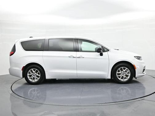 2024 Chrysler Pacifica Touring-L