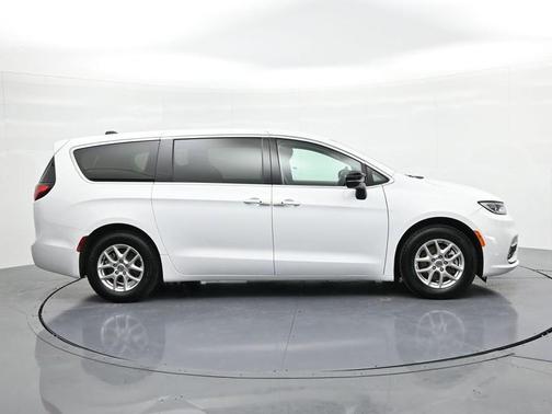 2024 Chrysler Pacifica Touring-L