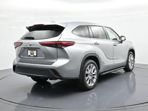 Celestial Silver Metallic 2023 Toyota Highlander LIMITED