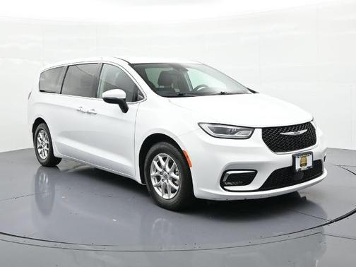 Bright White Clearcoat 2023 Chrysler Pacifica TOURING L