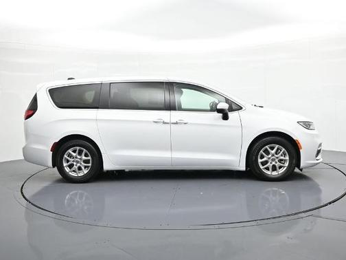 Bright White Clearcoat 2023 Chrysler Pacifica TOURING L