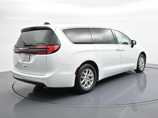 Bright White Clearcoat 2023 Chrysler Pacifica TOURING L
