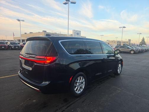 2023 Chrysler Pacifica Touring-L