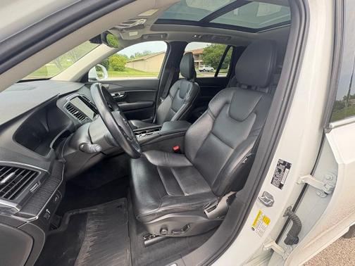 2020 Volvo XC90 T6 Momentum 7 Passenger