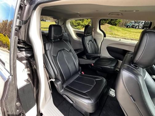2023 Chrysler Pacifica Touring-L