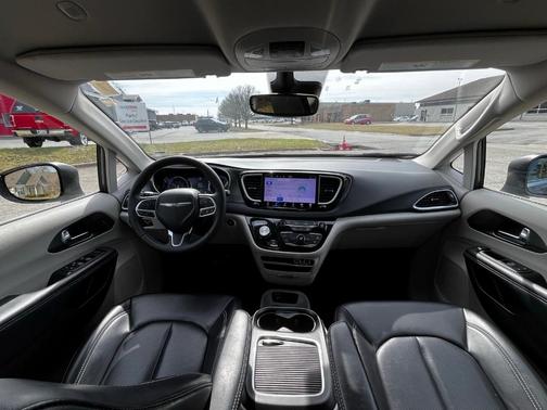 2023 Chrysler Pacifica Touring-L
