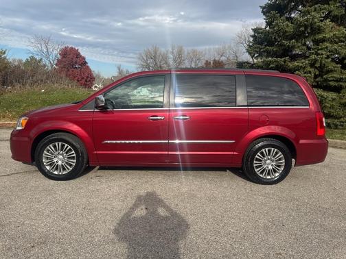 2016 Chrysler Town & Country Touring-L
