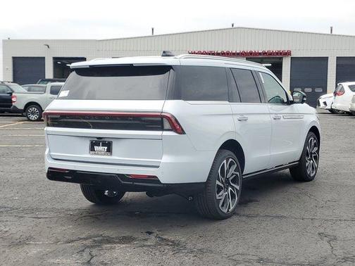 Crystal White Metallic 2026 Lincoln Navigator Reserve