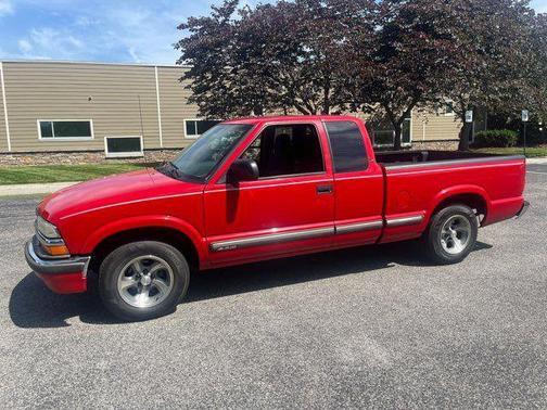Victory Red 2003 Chevrolet S-10 Base