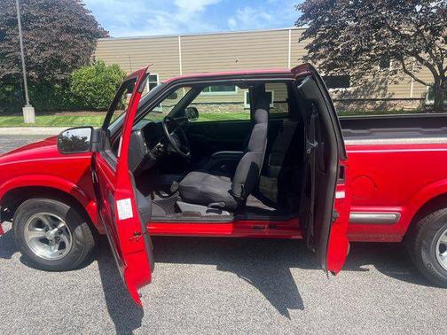 Victory Red 2003 Chevrolet S-10 Base