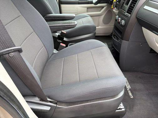 Gold 2009 Dodge Grand Caravan SE