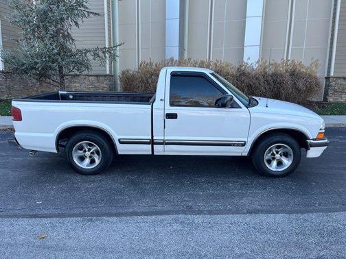 2001 Chevrolet S-10 Base