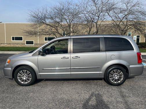 2013 Chrysler Town & Country Touring-L