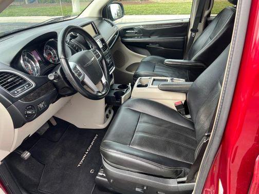 2012 Chrysler Town & Country Touring