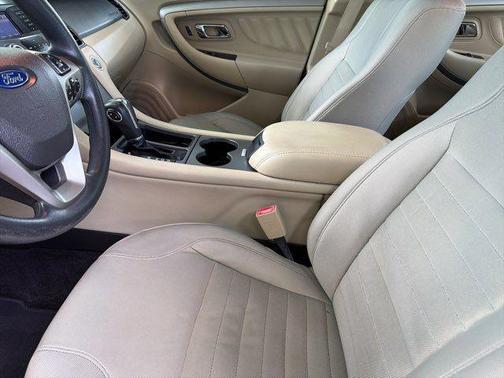 Tuxedo Black Metallic 2015 Ford Taurus SE