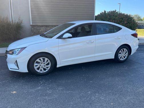 2019 Hyundai ELANTRA SE