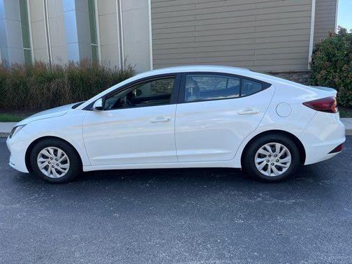 2019 Hyundai ELANTRA SE