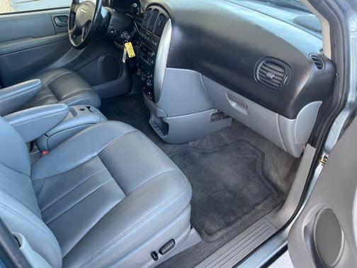2005 Chrysler Town & Country Touring