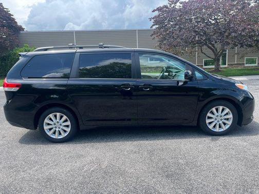 Black 2014 Toyota Sienna LE