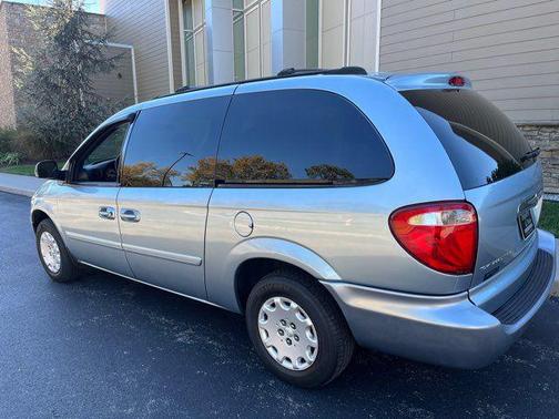 2004 Chrysler Town & Country Base