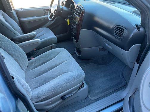 2004 Chrysler Town & Country Base