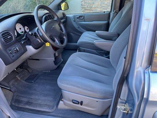 2004 Chrysler Town & Country Base