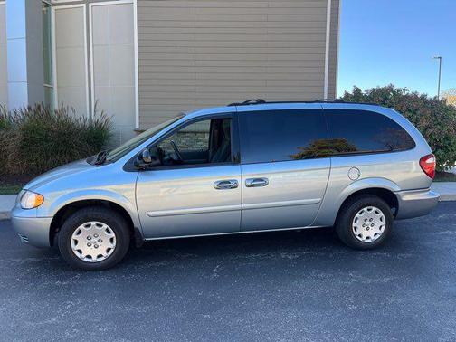 2004 Chrysler Town & Country Base