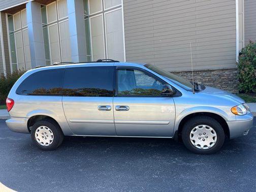 2004 Chrysler Town & Country Base