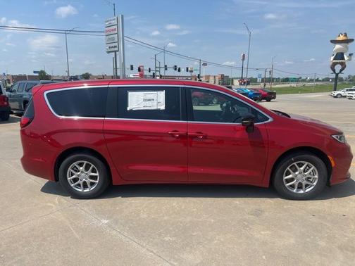 Red Hot Pearlcoat 2026 Chrysler Pacifica Select AWD