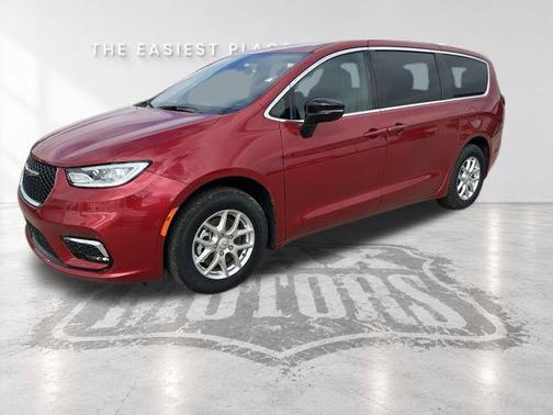 Red Hot Pearlcoat 2026 Chrysler Pacifica Select AWD